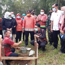 Bupati Lamsel Nanang Ermanto Lakukan Seremoni Peletakkan Batu Pertama Rencana Kantor Desa Sabahbalau