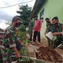 Danramil 410-06/Kedaton Kodim 0410/KBL Pimpin Bersih Bersih Longsor Di Rumah Warga Binaan