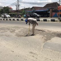 Tanggapi Keluhan Masyarakat, BMBK Provinsi Lampung Lakukan Pengukuran Tangani Darurat Jalan Ryacudu