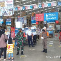 Babisa Koramil 4010-06/Kedaton Kodim 0410/KBL Terapkan Prokes Di Mall Indogrosir