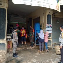 Babinsa Koramil 410-02/TBS Kodim 0410/KBL Terapkan Prokes Di Pasar Gudang Lelang