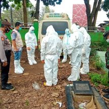 Pasi Ops Kodim 0410/KBL Dampingi Tim Evakuasi Pada Prosesi Pemakaman Jenazah Di Langkapura