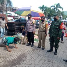 Himbau Masyarakat, Koramil 410-01/Panjang Kodim 0410/KBL Terapkan Prokes Di Pasar Tradisional