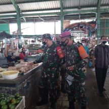 Babinsa Koramil 410-02/TBS Kodim 0410/KBL Terapkan Prokes Di Pasar Kangkung