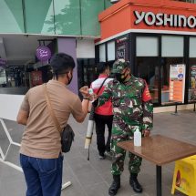 Memutus Rantai Penyebaran Covid-19, Babinsa Koramil 410-06/Kedaton Kodim 0410/KBL Terapkan Prokes Di Mall Boemi Kedaton