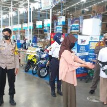 Tim Satgas dan Koramil Jajaran Kodim 0410/KBL Rutin Terapkan Prokes Di Pusat Perbelanjaan Modern Indogrosir