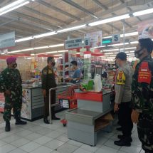 Memutus Rantai Penyebaran Covid-19, Babinsa Jajaran Kodim 0410/KBL Terapkan Prokes Di Mall Superindo