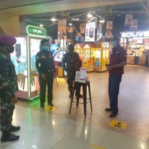 Cegah Penyebaran Covid-19, Babinsa Koramil 410-06 Kedaton Terapkan Prokes di Mall Boemi Kedaton