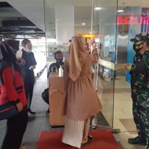 Babinsa Koramil 410-05/Kedaton Bersama Tim Satgas Covid-19 Terapkan Prokes Di Mall Boemi Kedaton