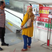 Cegah Penyebaran Covid-19, Babinsa Koramil 410-02/TBS Kodim 0410/KBL Terapkan Prokes Di Mall Chandra Pesawahan Telukbetung