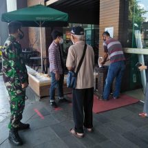 Cegah Penyebaran Covid-19, Babinsa Koramil 410-06/Kedaton Laksanakan Prokes Di Mall Boemi Kedaton