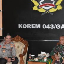 Danrem 043/Gatam Brigjen TNI Toto Jumariono Terima Silaturahmi Kapolda Lampung Irjen Pol Drs.Hendro Sugiatno,MM.I.