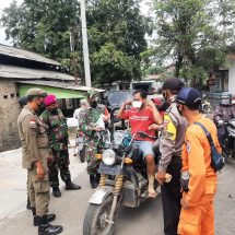 Cegah Penyebaran, Babinsa Koramil 410-01/Panjang dan Tim Satgas Covid-19 Berbagi Masker Gratis Kepada Warga