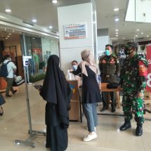 Sertu Dedi Personil Jajaran Kodim 410/KBL Terapkan Prokes Di Mall Boemi Kedaton Bersama Satgas Covid-19