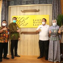 Gubernur Arinal dan Ketua Dekranasda Riana Arinal Lakukan Grand Opening Lamban Batik Lampung