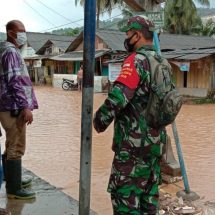 Tingkatkan Kepedulian Wilayah Binaan, Babinsa Koramil 410-01/Panjang Pantau Wilayah Terdampak Banjir