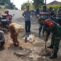 Tingkatkan Keamanan, Babinsa Koramil 410-05/TKP Bersama Aparat Terkait Laksanakan Gotong Royong