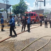 Babinsa Koramil 410-05/TKP Monitoring Kebakaran Dua Toko Di Waykandis