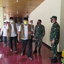 Dandim 0410/KBL Kolonel Inf Romas Herlandes Sambut Kedatangan Kepala BNPB Letjend Doni Monardo