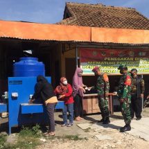 Babinsa Koramil 410-04/TKT Bersama Satgas Covid-19 Terapkan Prokes di Pasar Tradisional