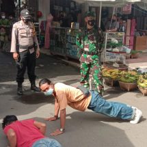 Tim 3 Babinsa Koramil 410-05/TKP Serka Hermanto Sambangi Pasar Tengah Terapkan Prokes