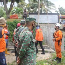 Sejumlah Personil Kodim 0410/KBL Bantu Tim Evakuasi dan Monitoring Bocah 5 Tahun Korban Terbawa Arus Drainase