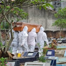 Pasi Ops Kodim 0410/KBL Kapten Inf Dja’far Dampingi Prosesi Pemakaman Jenazah di TPU Labuhan Ratu