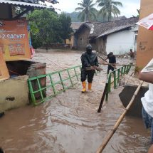 Babinsa Koramil 410-06/Kedaton Pantau dan Bantu Warga Terdampak Banjir