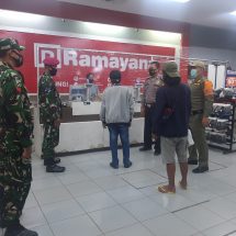 Babinsa Koramil 410-05/TKP Berikan Himbauan Terapkan Prokes Di Ramayana Tanjungkarang