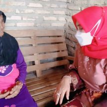 Besuk Nenek Jompo di Palas, Winarni Berikan Semangat dan Bantuan Uang Tunai