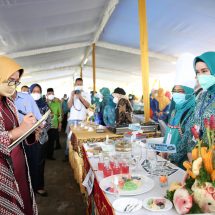 Riana Sari Arinal Nilai Stand TP PKK Lamsel Raih Juara Harapan I Lomba Berbagai Kategori Masak Serba Ikan