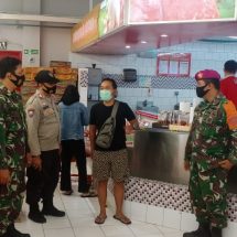 Babinsa Koramil 410-02/TBS Kodim 0410/KBL Terapkan Prokes Di Supermarket Superindo Kemiling