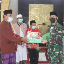 Jum’at Peduli, Dandim 0410/KBL Kolonel Inf Romas Herlandes Hadiri Kegiatan Di Masjid Al Muhajirin Teluk Bone