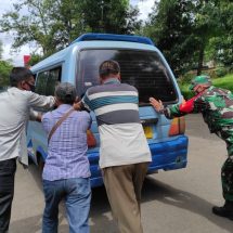 Antisipasi Kemacetan Lalulintas, Babinsa Peltu Mansyah Bantu Sopir Mobil Angkot Mogok Di Jalan