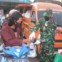 Jum’at Berkah, Dandim 0410/KBL Kolonel Inf Romas Herlandes Gelar Kegiatan Sosial Bagikan Masker dan Takjil Gratis.