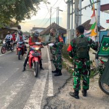 Aksi Mulia Gunakan Motor, Babinsa Koramil 410-04/TKT Bagikan Nasi Kotak Di Kampung Binaan
