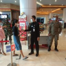 Cegah Penyebaran Covid-19, Babinsa Koramil 410-04/TKT Terapkan Prokes Di Mall Transmart Wayhalim