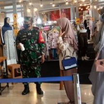 Babinsa Koramil 420-06/Kedaton Himbau Pengunjung Mall Boemi Kedaton Terapkan Prokes Covid-19