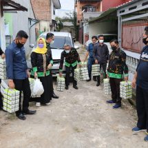 Hari ke-8 Ramadhan, Ketua LKKS Riana Sari Arinal Bagikan Nasi Kotak Di Kuripan Teluk Betung Barat