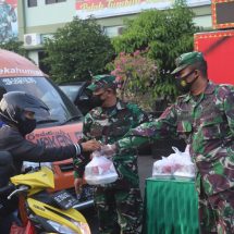 Gelar Aksi Sosial, Personil Jajaran Kodim 0410/KBL Bagikan Masker Gratis dan Takjil Buka Puasa