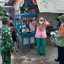 Jelang Berbuka Puasa, Babinsa Koramil 410-06/Kedaton Himbau Dan Terapkan Prokes Pedagang Takjil Di Kota Sepang