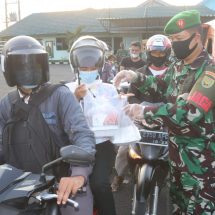 Sejumlah Personil Kodim 0410/KBL Bagikan Takjil dan Masker Jelang Berbuka Puasa