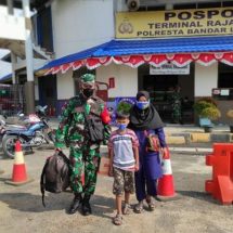 Kemarin, Babinsa Jajaran Kodim 0410/KBL Bantu Warga Yang Membutuhkan Di Terminal Rajabasa