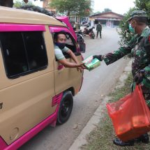 Jelang Berbuka Puasa, Babinsa Jajaran Kodim 0410/KBL Bagikan Nasi Kotak Di Seputar Terminal Rajabasa