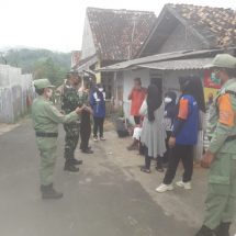 Cegah Penyebaran Covid-19, Babinsa Koramil 410-02/TBS Himbau Warga Kelurahan Gedung Pakuon Patuhi Prokes