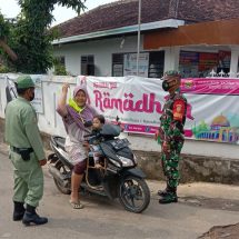 Cegah Penyebaran Covid-19, Babinsa Koramil 410/06/Kedaton Himbau Warga Patuhi Prokes