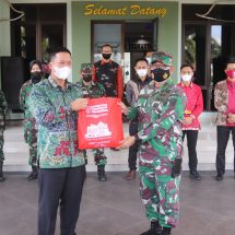 Kodim 0410/KBL Gelar Kegiatan Penerimaan 500 Paket Sembako Dari Universitas Teknokrat Indonesia Lampung