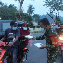 Wujud Kepedulian TNI, Koramil 410-01/Panjang Gelar Kegiatan Sosial Bagikan Nasi Kotak Kepada Pengendara