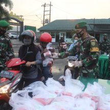 Jelang Buka Puasa, Personil Kodim 0410/KBL Bagikan Takjil Kepada Pengendara Yang Melintas