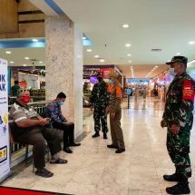 Babinsa Koramil 410-05/TKP dan Tim Satgas Covid-19 Terapkan Prokes Di Mall Kartini